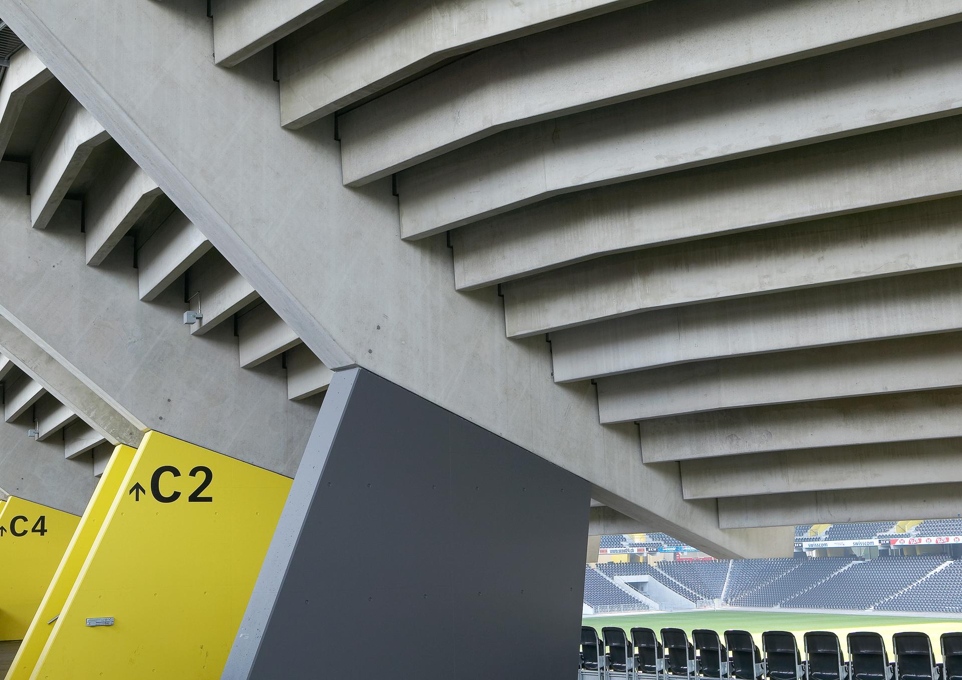 Die Tribüne eines Fussballstadions von unten. Zur Geltung kommt der hochwertige Zement VIGIER CEM II/A-LL 52,5 N.
