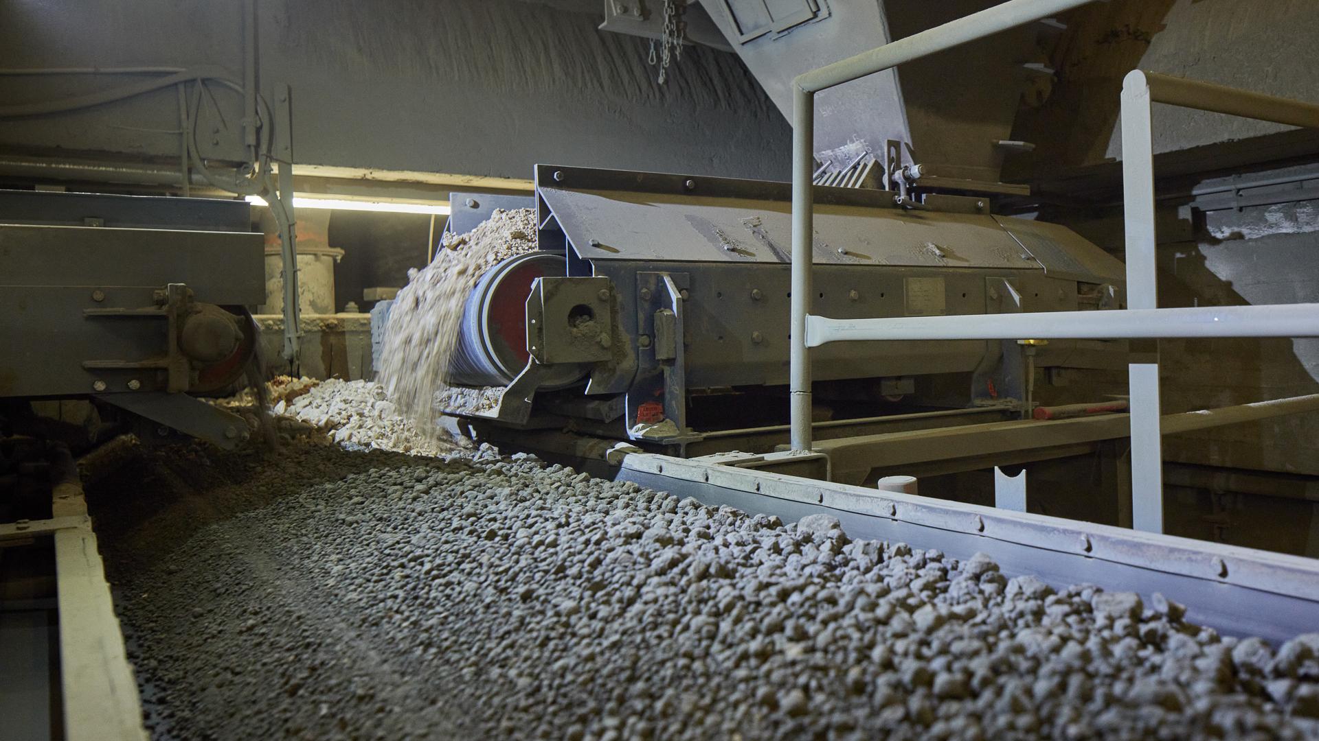 Der zuvor gebrannte Klinker liegt auf einem Förderband und wird gemahlen.