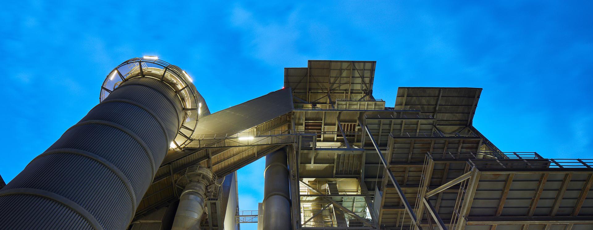 Zementfabrik bei Dämmerung.