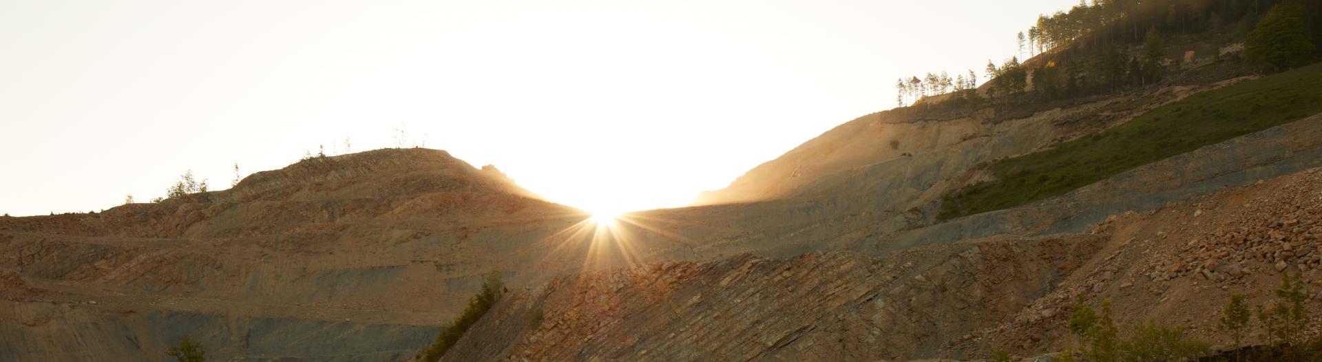 Ein Sonnenuntergang in einer Kiesgrube oder Steinbruch