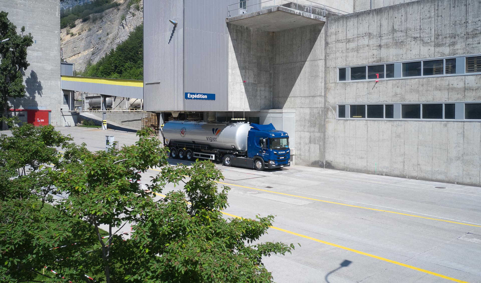 Ein LKW erhält eine Ladung Zement.