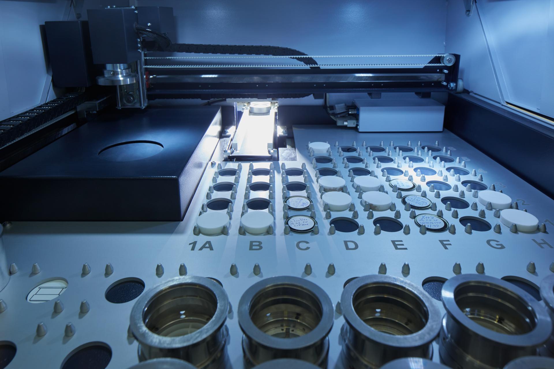 Ein Bord mit vielen Knöpfen.