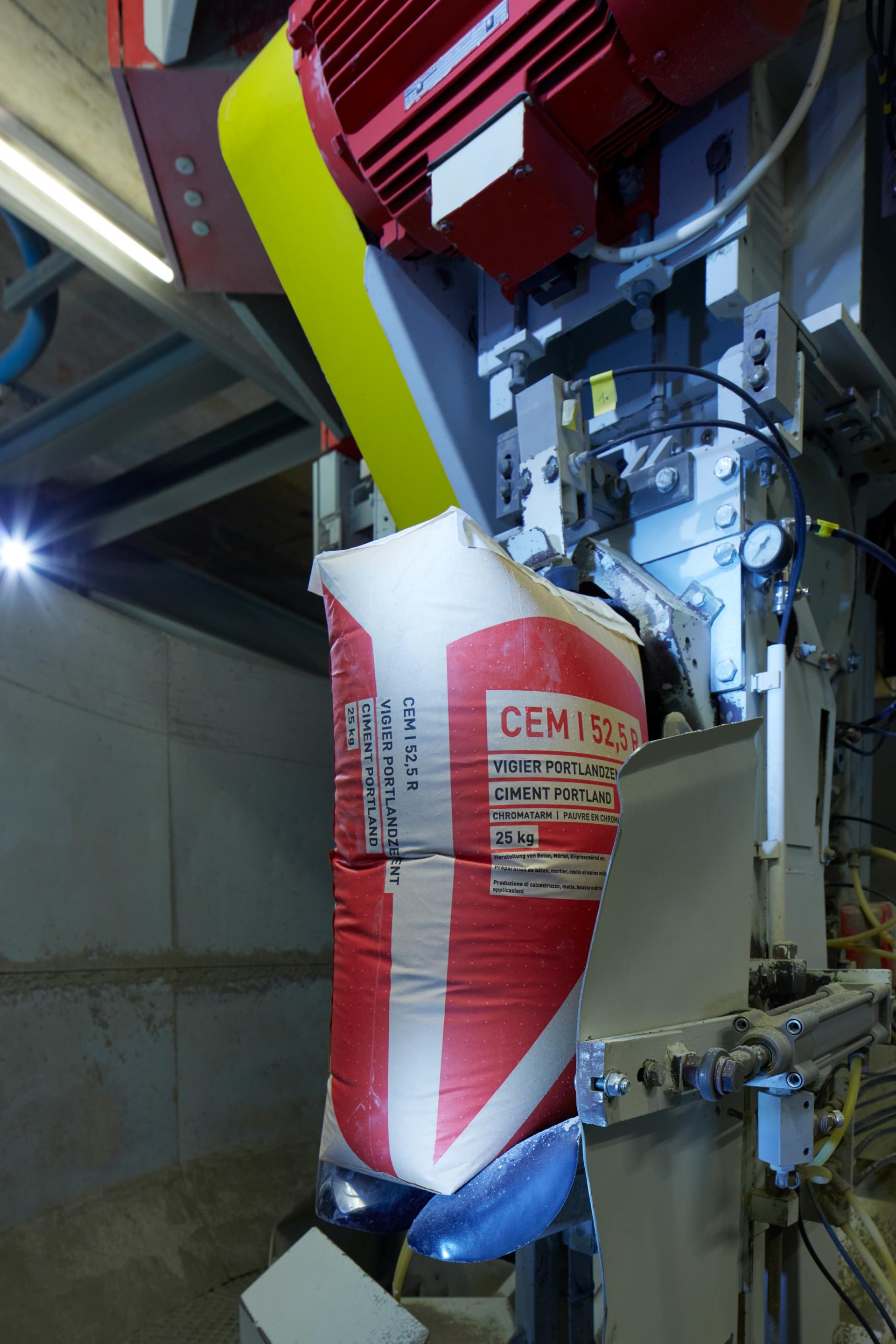 Ein Zementsack wird befüllt.