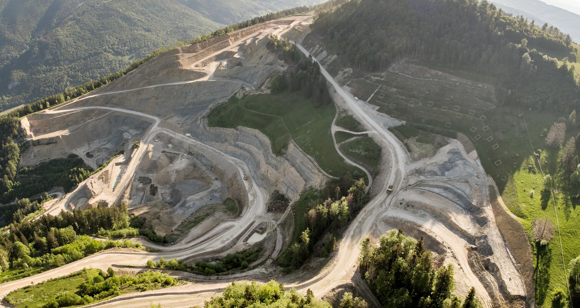 Eine Drohnenaufnahme eines Steinbruchs im Berner Jura.
