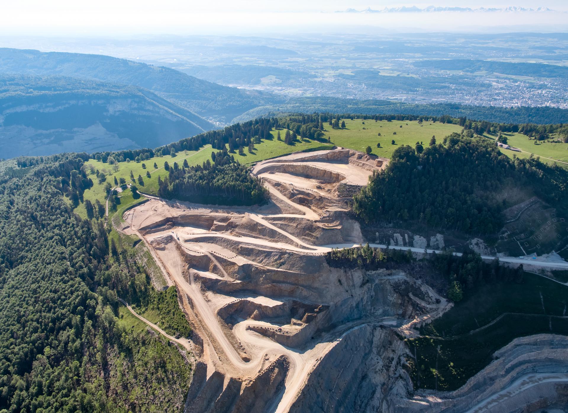 Drohnenaufnahme: Bild des Steinbruchs von Vigier Ciment im Bieler Jura.