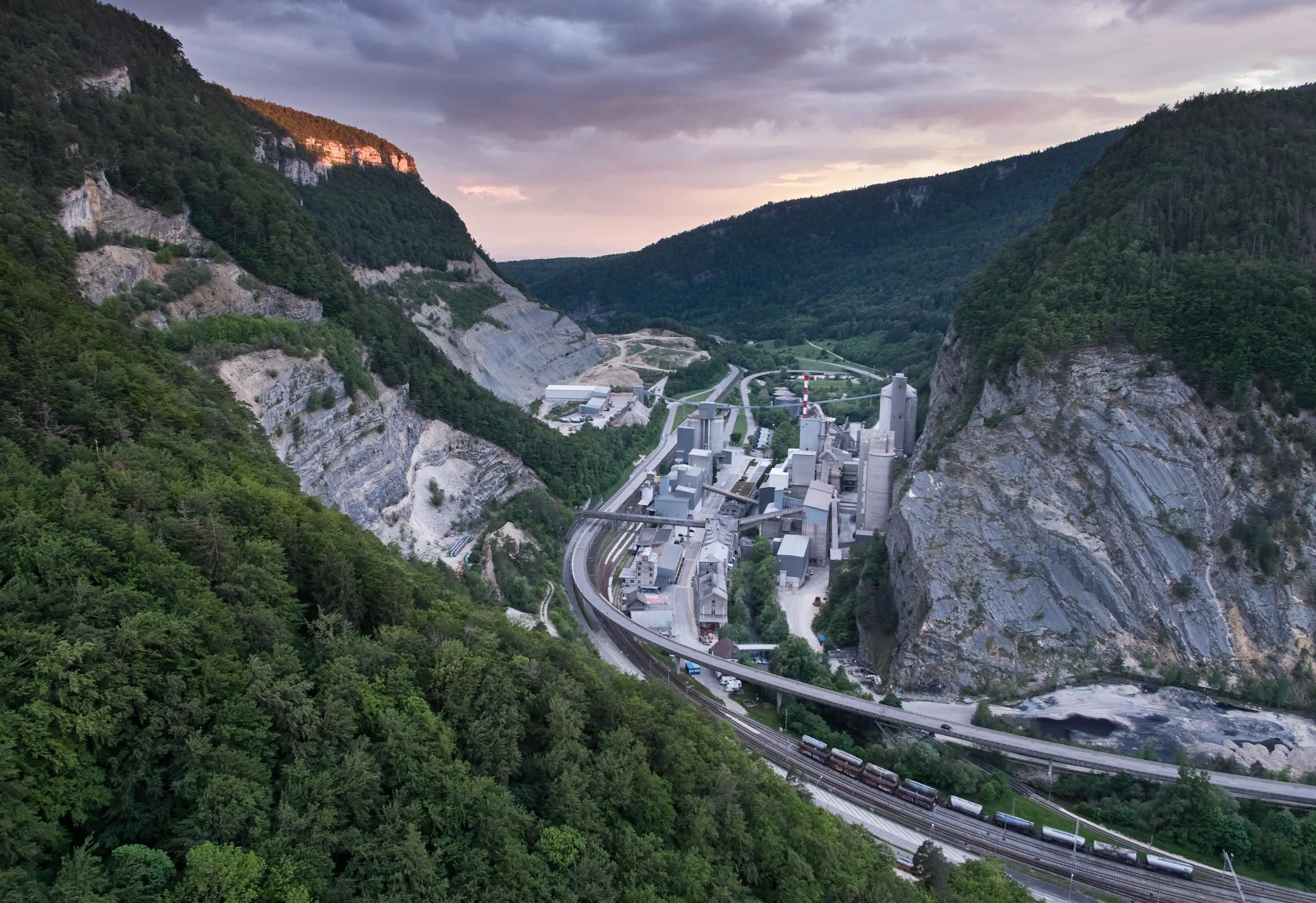 Vigier Ciment. Ein Fabrikgebäude im Bieler Jura.