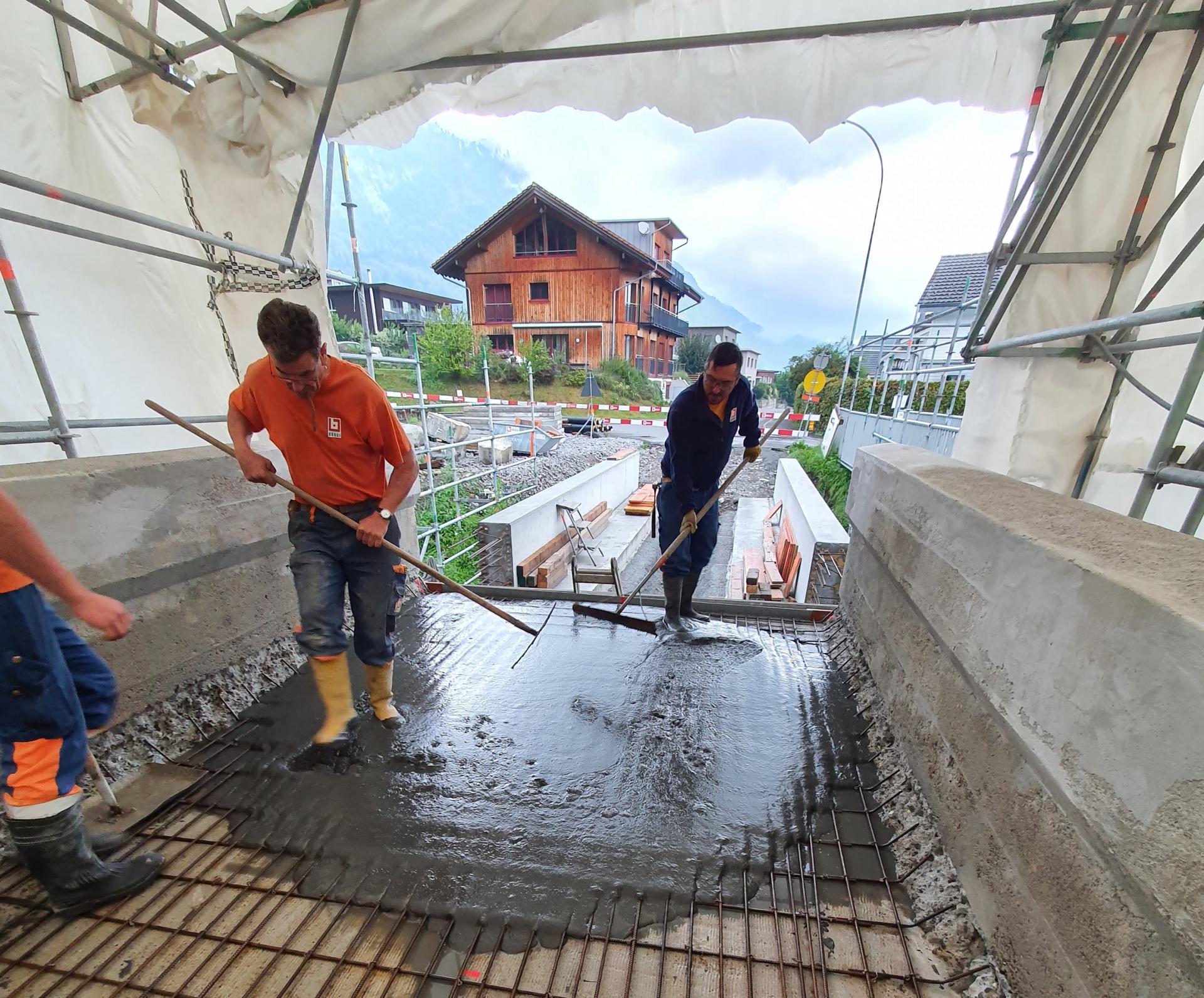 Bau des Geissfusssteg in Alpnach Dorf