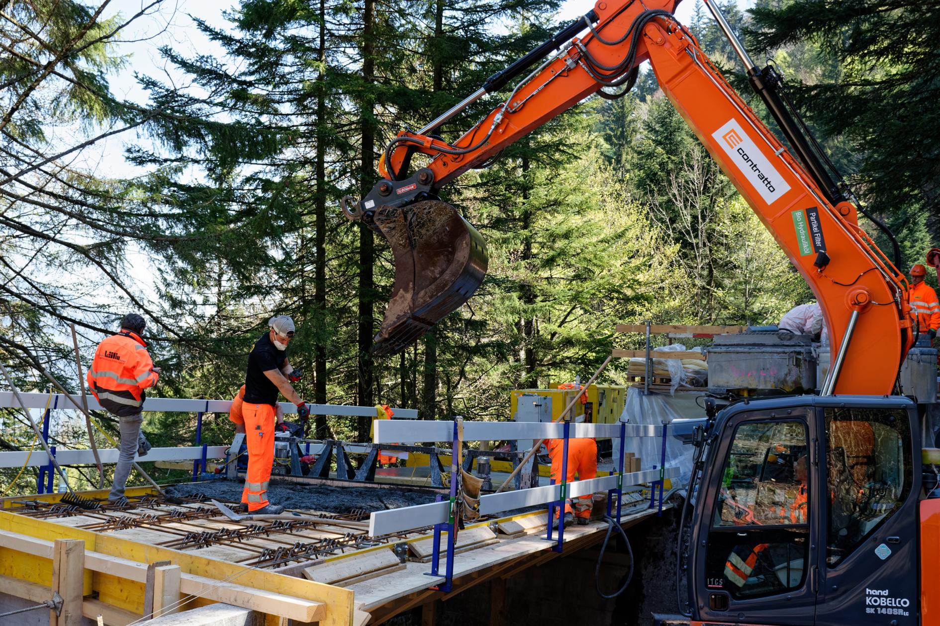 Bau der Holz-UHFB-Verbund-Brücke Rigi Frutli