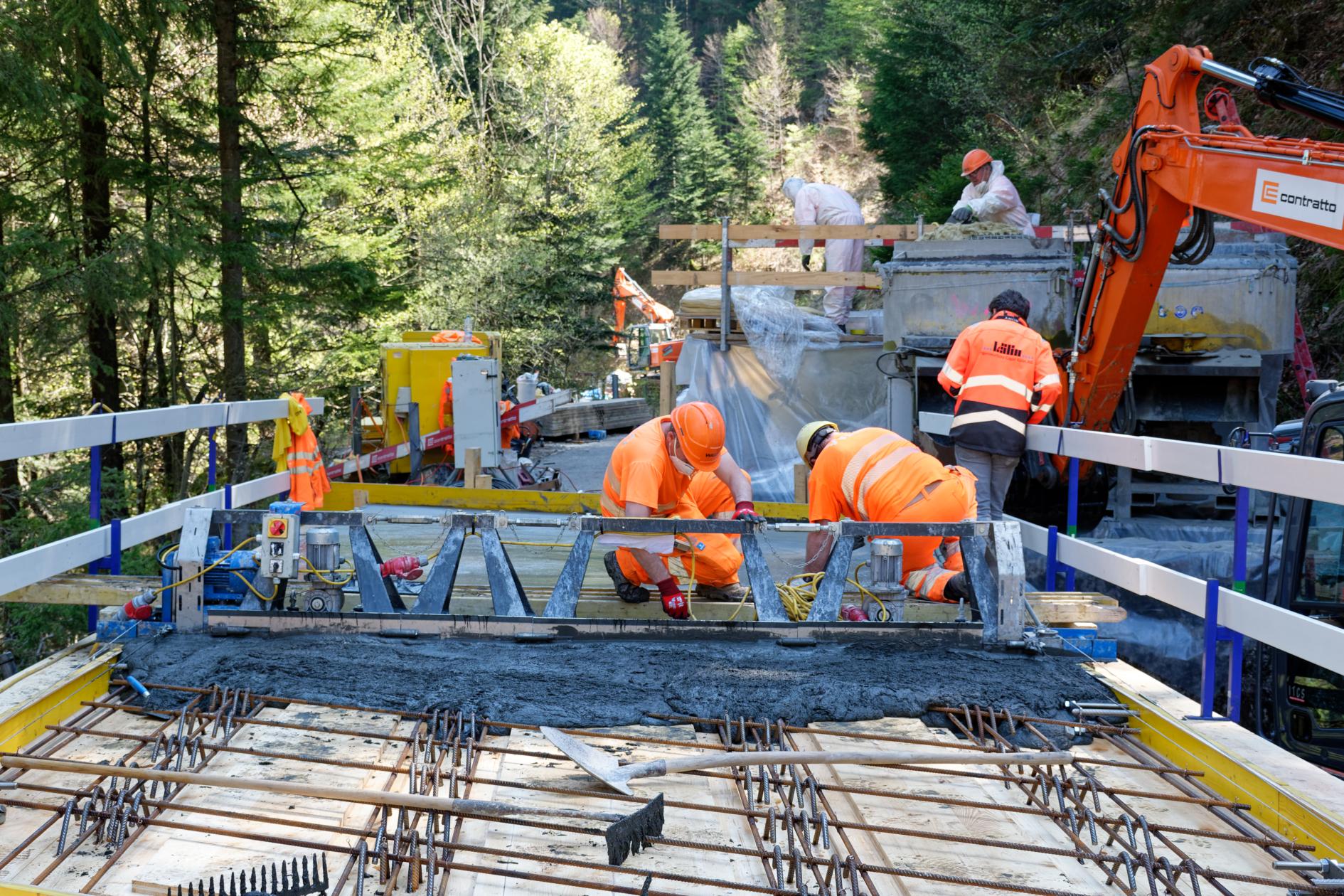 Bau der Holz-UHFB-Verbund-Brücke Rigi Frutli