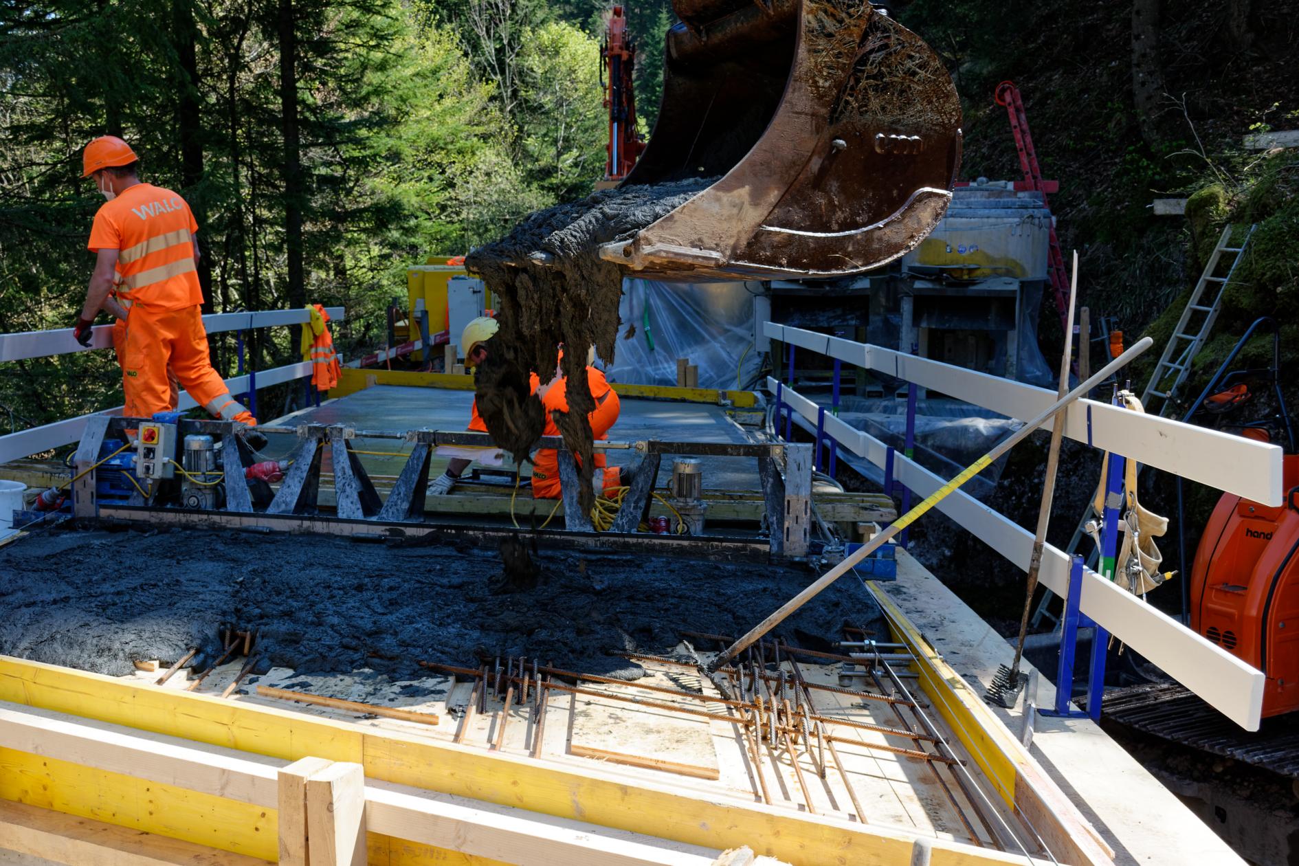 Bau der Holz-UHFB-Verbund-Brücke Rigi Frutli