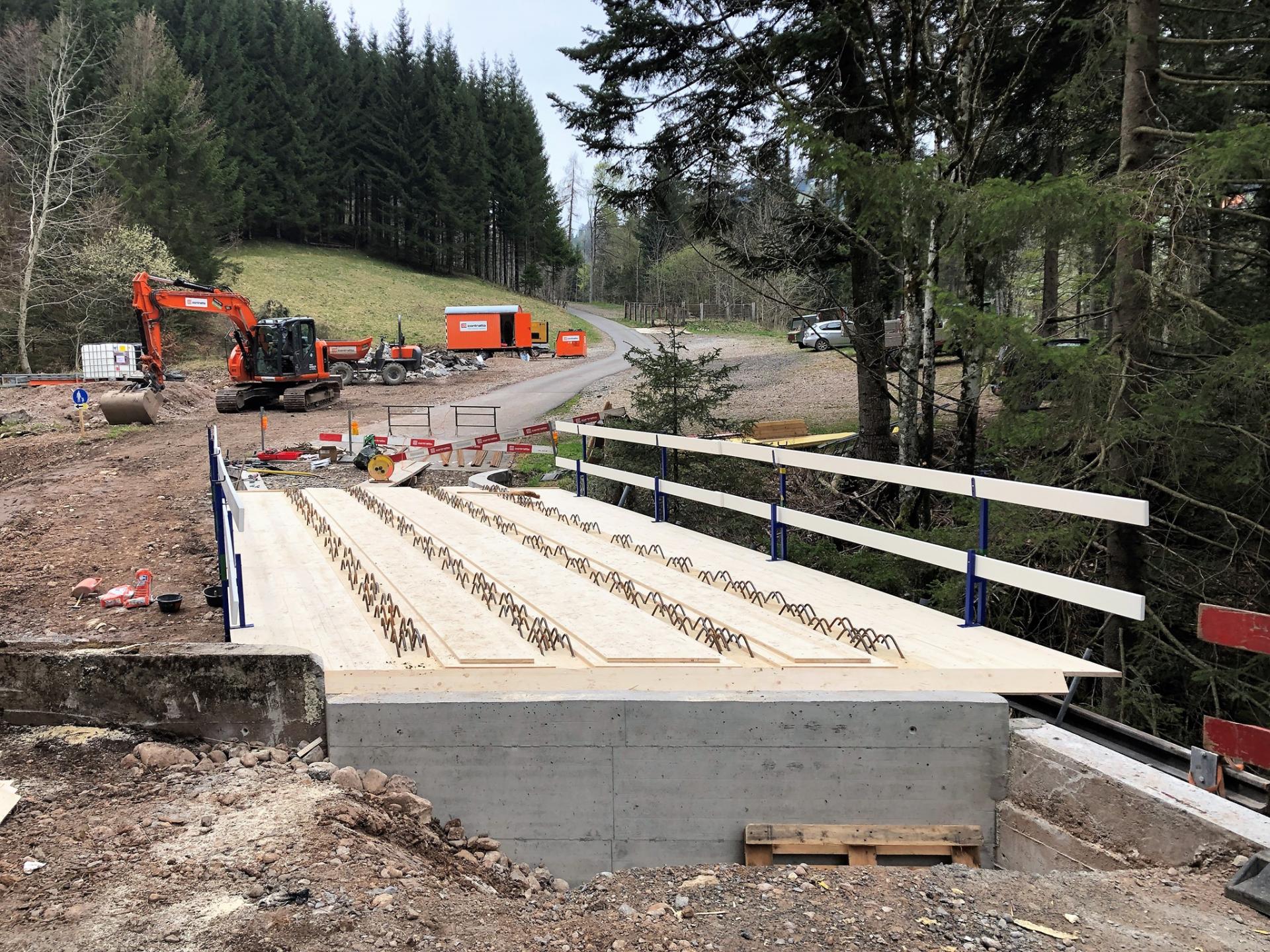 Die Holz-UHFB-Verbund-Brücke in Rigi Frutli vor dem Betonieren