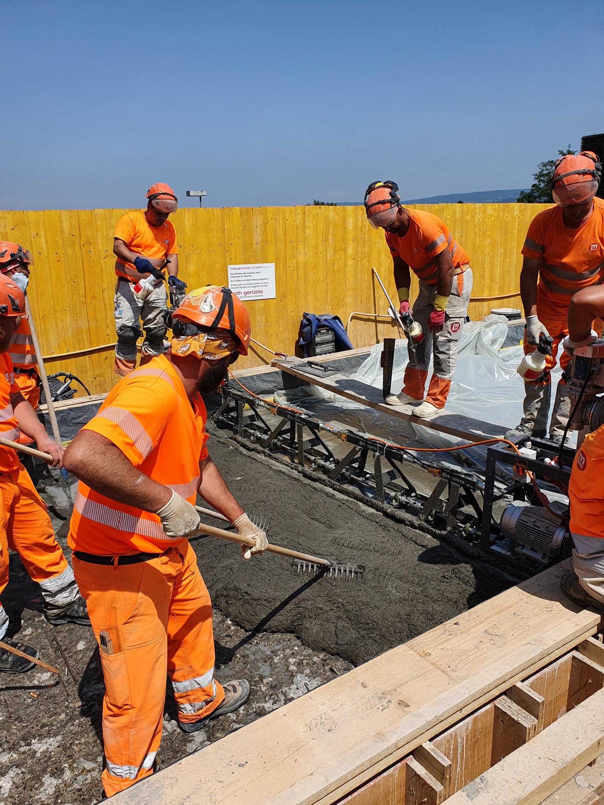 Bauarbeiten für die Fußgängerbrücke am Bahnhof Thalwil