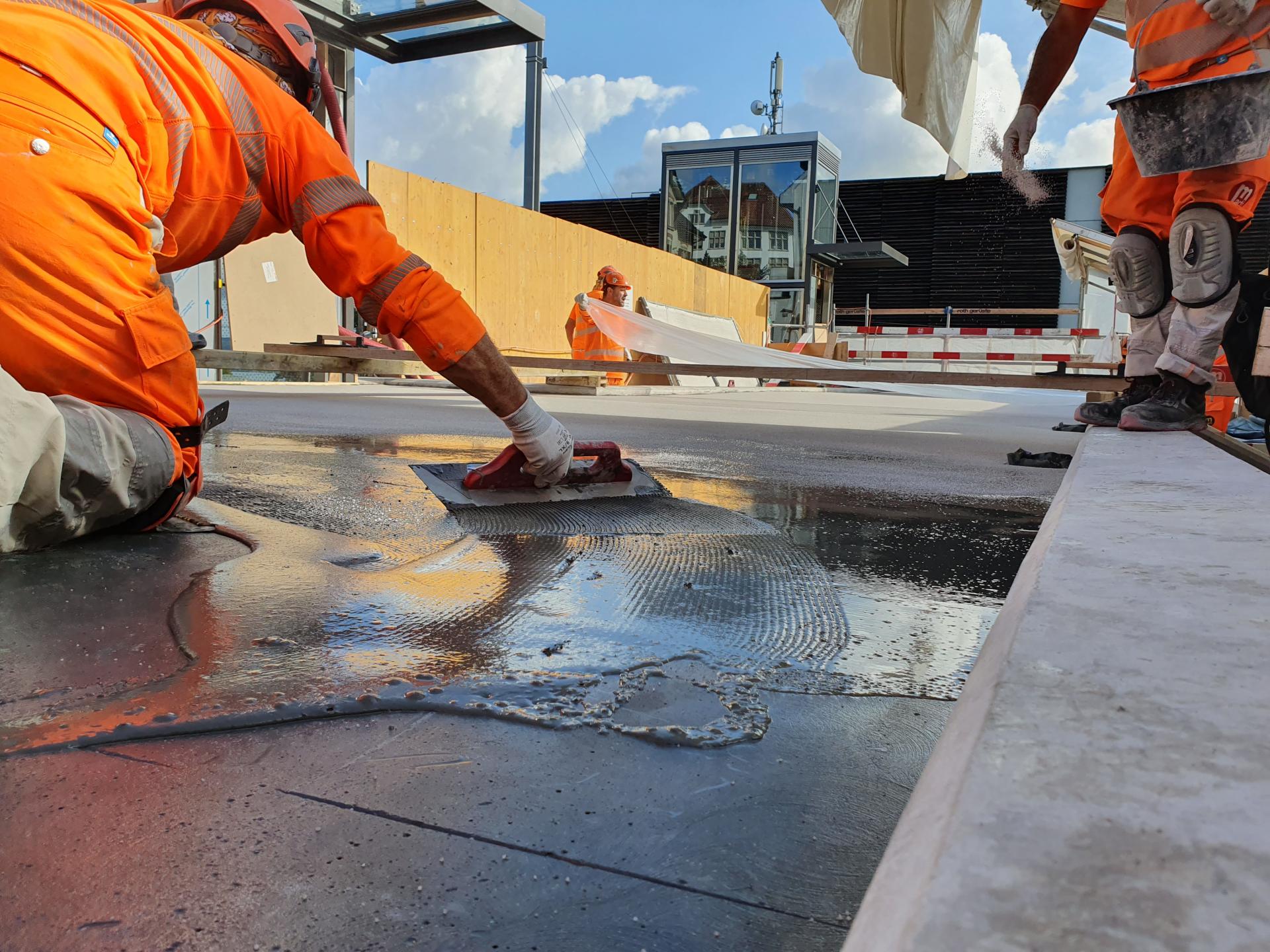 Bauarbeiten für die Fußgängerbrücken am Bahnhof Thalwil.