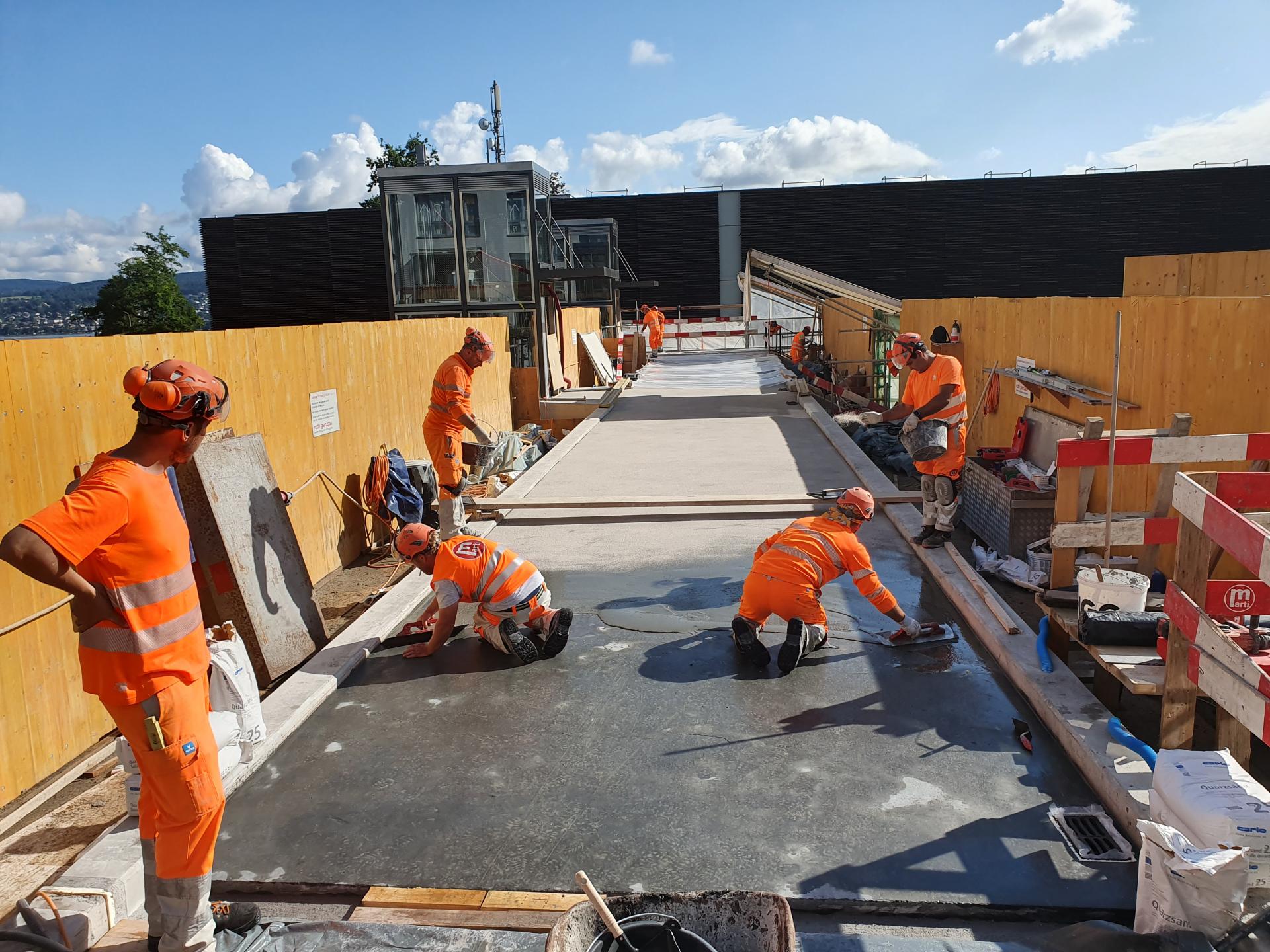 Bauarbeiten für die Fußgängerbrücken am Bahnhof Thalwil.