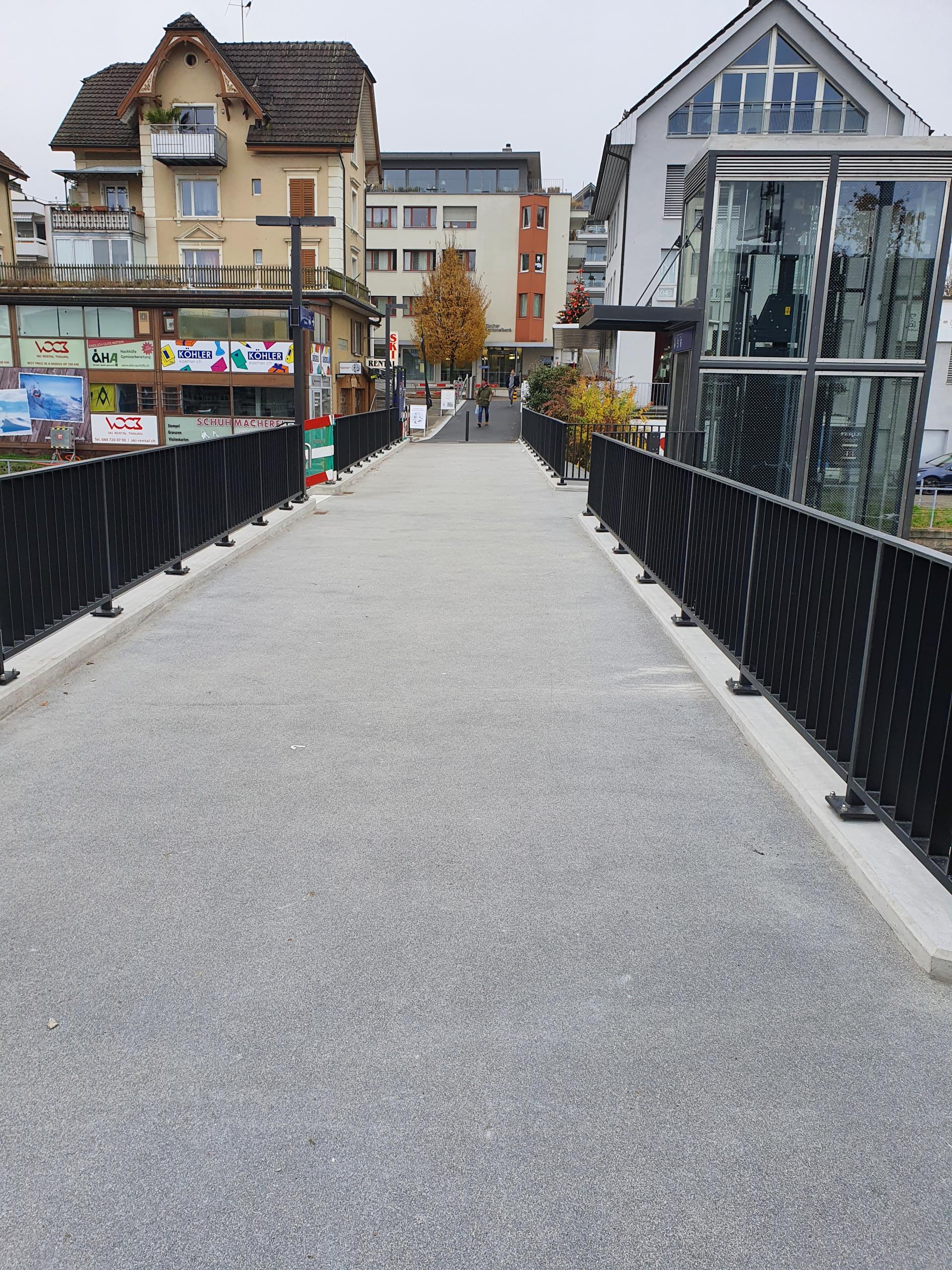 Oben an der Fußgängerbrücke am Bahnhof Thalwil.